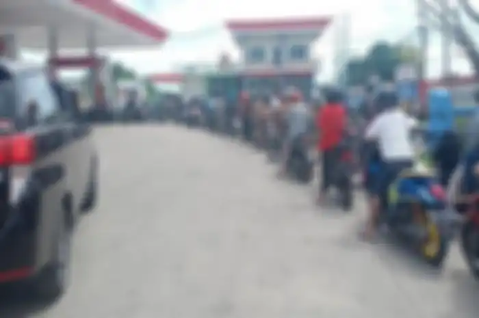 Foto ilustrasi antrean. Harga Pertamax naik pemotor sampai rela antre di SPBU demi Pertalite, ini alasannya.