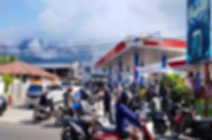 Foto ilustrasi antrean. Harga Pertalite naik antre panjang di SPBU, begini cerita pemotor terpaksa beli Pertamax.