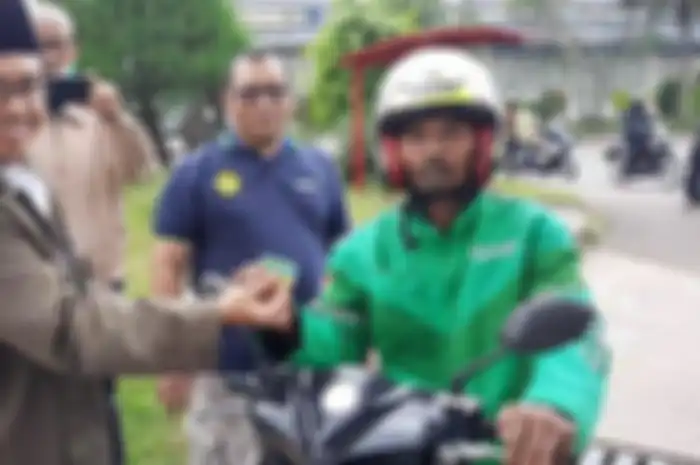 Viral driver ojol mendapat hadiah voucher Pertalite saat harga Pertalite naik, ternyata hasil hafal surat pendek di Al-Qur'an.