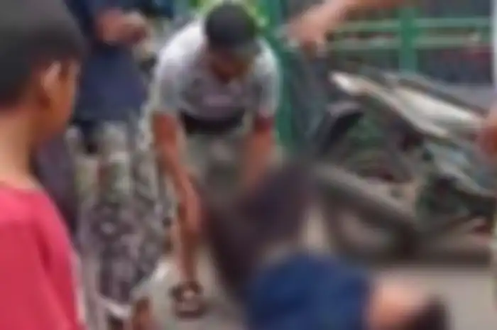Debt collector yang menusuk temannya sendiri di Depok diringkus dan dihajar massa, pelaku nangis saat diamankan.