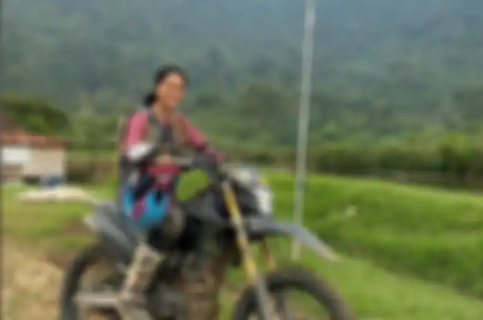 Artis Prisia Nasution punya hobi baru, naik motor trail sambil healing.