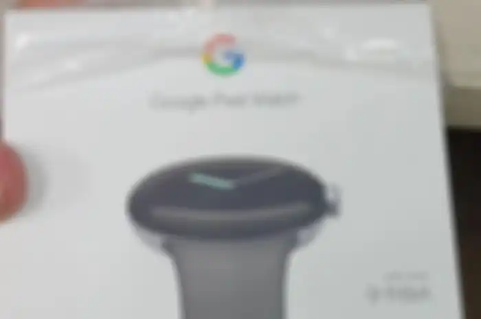 Gambar kotak retail Google Pixel Watch yang bocor di forum Reddit.