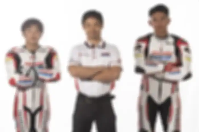 (Kiri ke kanan) Taiyo Furusato #72, Hiroshi Aoyama - Team Manager, Mario Suryo Aji #64. Pembalap Indonesia Mario Aji lanjut bersama Honda Team Asia untuk MotoGP 2023, berapa gaji pembalap Moto3?