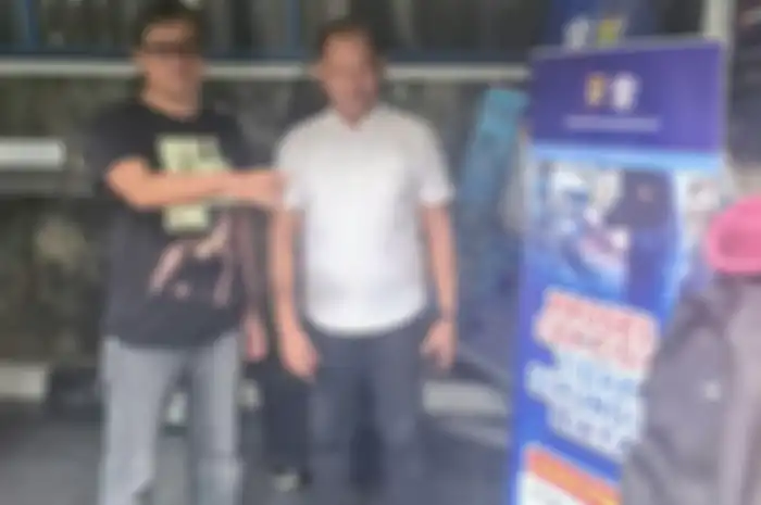 Komedian Soleh Solihun bersama AKP Mulyono usai insiden pungli Rp 30 ribu untuk cek fisik motor, Rabu (28/9/2022).