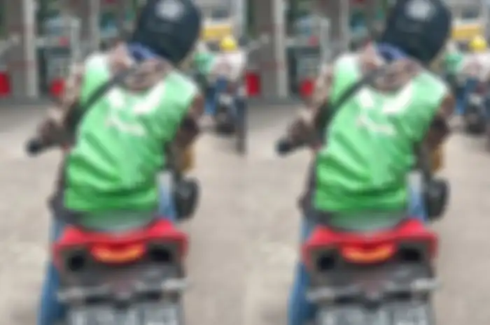 Seorang driver ojol antre beli Pertalite di SPBU Bandung, beralih ke bensin eceran.