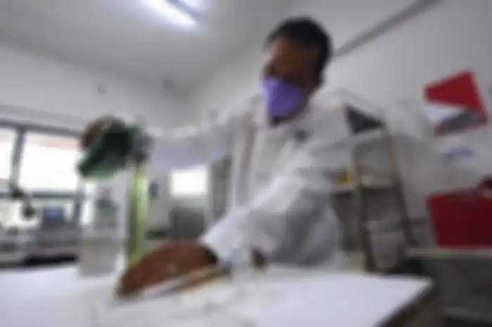 Ilustrasi proses Quality Control BBM Pertamina. Pertalite dianggap boros dan cepat habis, Pertamina lakukan uji spesifikasi BBM.