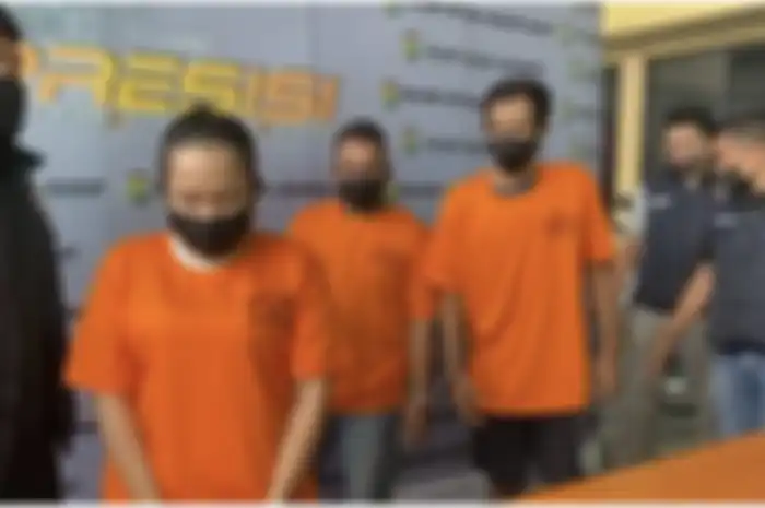 Berikut ini 6 fakta anak Imam S Arifin yang ditangkap karena penipuan motor. Foto jenazah ayahnya ditangisi Elvy Sukaesih.
