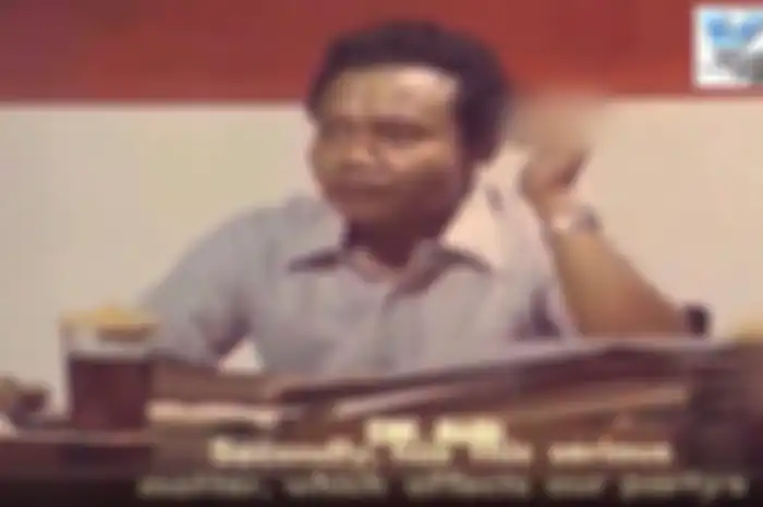 Sejumlah adegan dan penggambaran sosok dalam film G30S/PKI juga dipertanyakan.