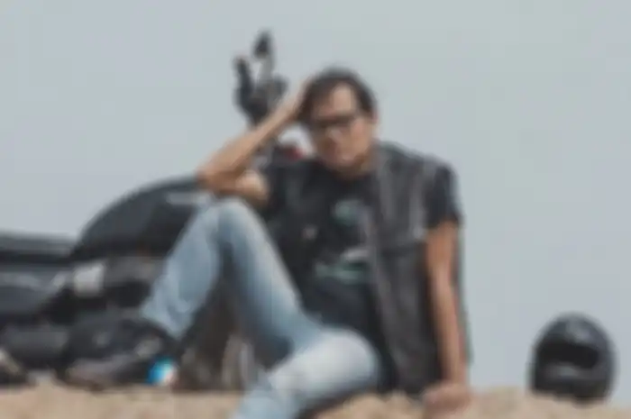 Soleh Solihun bersama motor Triumph Bonneville Street Twin, kena pungli saat cek fisik motor oknum Samsat dipecat.