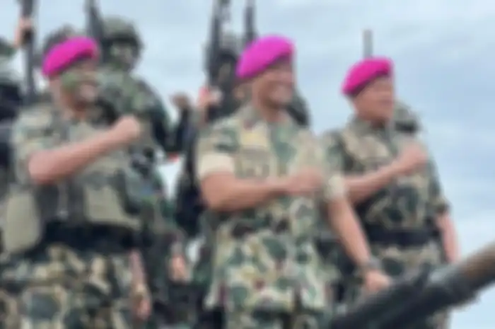 Komandan Korps Marinir TNI AL Mayjen (Mar) Widodo Dwi Purwanto (kiri) dan KSAL Laksamana Yudo Margono (kanan) saat mendapuk Panglima TNI Jenderal Andika Perkasa menjadi warga kehormatan Korps Marinir TNI AL di Pantai Todak, Singkep, Kepulauan Riau, Kamis (4/8/2022).