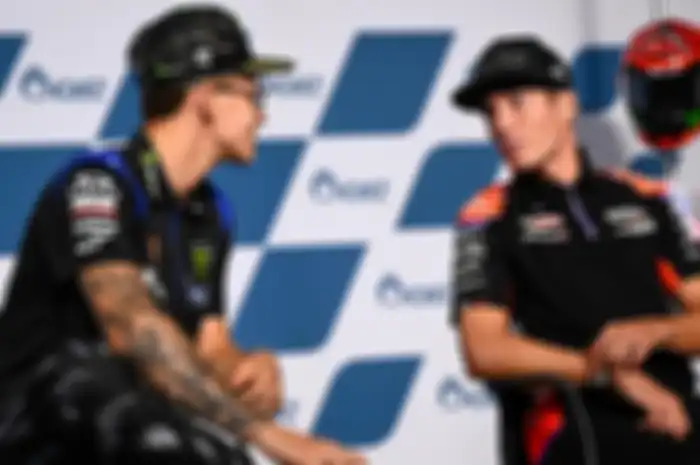 Fabio Quartararo (kiri) sebut pakai kacamata gara-gara Aleix Espargaro (kanan) saat insiden crash MotoGP Belanda 2022 lalu