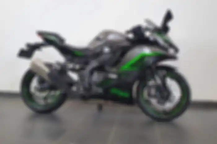 Foto ilustrasi Kawasaki Ninja ZX-25R terbaru, cek harga motor sport 250 cc full fairing.