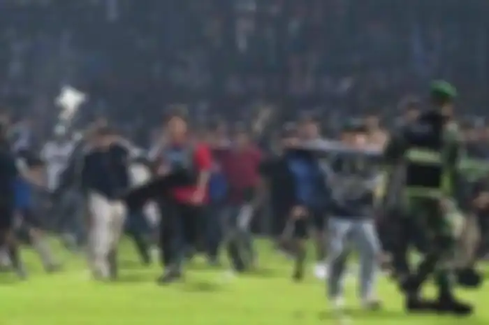 Rupanya sosok ini yang pertama turun ke lapangan hingga memicu kerusuhan di Stadion Kanjuruhan. Foto wajahnya terekam kamera.