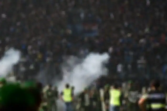 Suporter Arema FC, Aremania turun ke stadion usai laga Arema FC melawan Persebaya Surabaya dalam lanjutan Liga 1 2022 di Stadion Kanjuruhan, Kabupaten Malang, Sabtu (1/10/2022). Aremania meluapkan kekecewaannya dengan turun dan masuk kedalam stadion usai tim kesayangannya kalah melawan Persebaya Surabaya dengan skor 2-3.