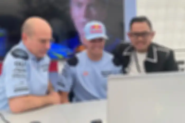 Mengenal sosok Bos Arema FC, Gilang Juragan 99 (kanan) yang juga sponsor tim balap Gresini Racing di MotoGP.