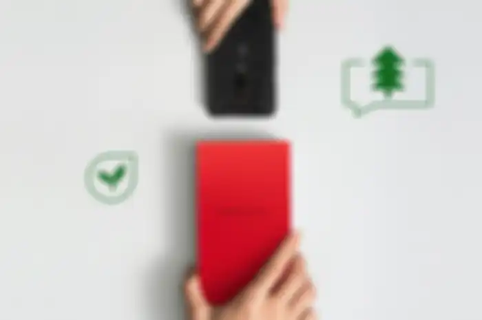 Ilustrasi Smartphone OnePlus dan programnya untuk menanam ribuan pohon. 