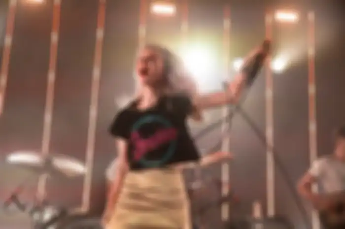 Paramore akhirnya kembali mainin lagu lama 'Misery Business' di atas panggung.