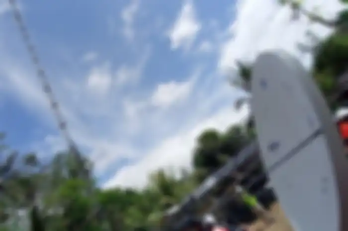 Tampak menara BTS BAKTI dan panel VSAT di Desa Selong Belanak