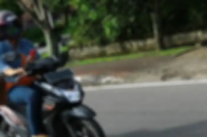 Foto ilustrasi. Masih berani naik motor sambil main HP terutama saat Operasi Zebra 2022, jangan kaget kalau kena denda Rp 750 ribu.