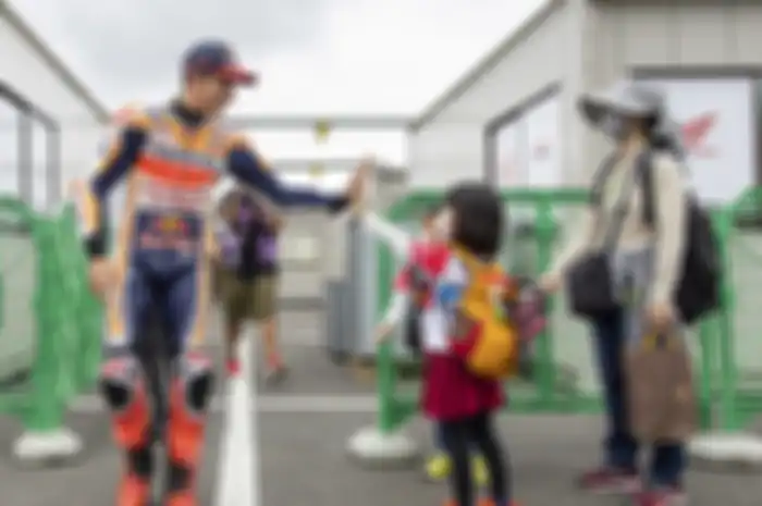 Pembalap repsol Honda Team Marc Marquez (kiri) sapa fanatikan cilik di MotoGP Jepang 2022, bakal terlibat penentuan juara dunia MotoGP musim ini
