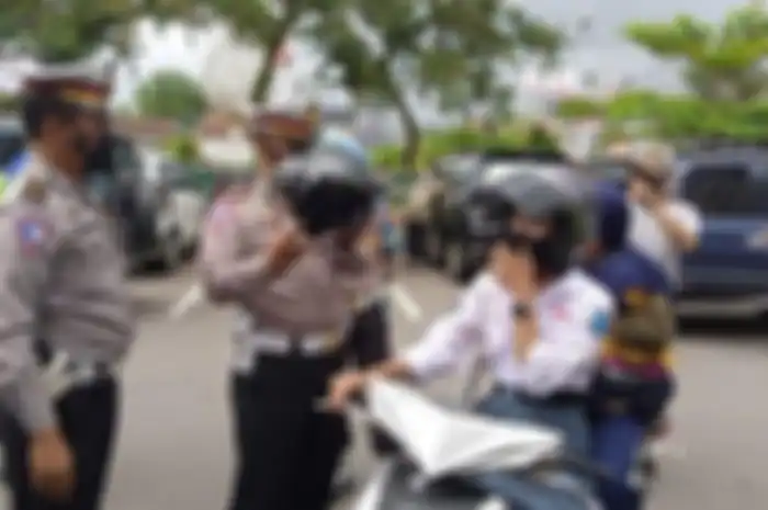 Polisi bagikan sembako dan beras kepada para pelanggar di Cimahi sebagai salah satu rangkaian Operasi Zebra 2022. 