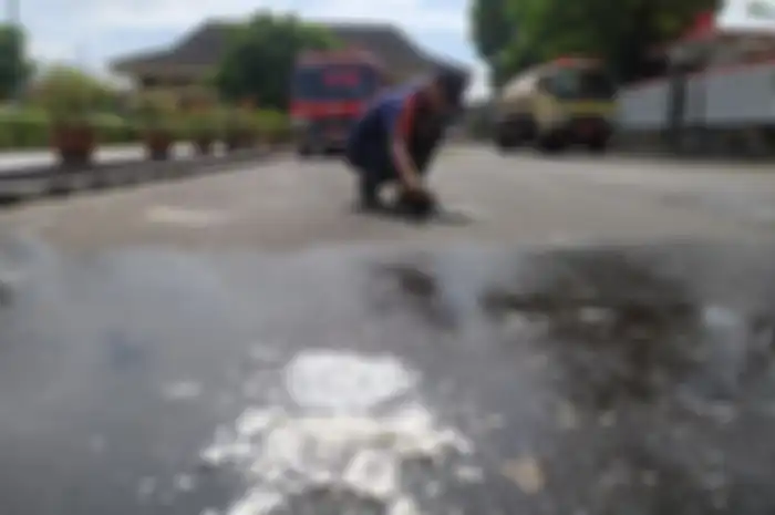 Foto sisa lilin doa bersama tragedi Kanjuruhan di depan Kantor Bupati Banyumas bikin pemotor terpeleset