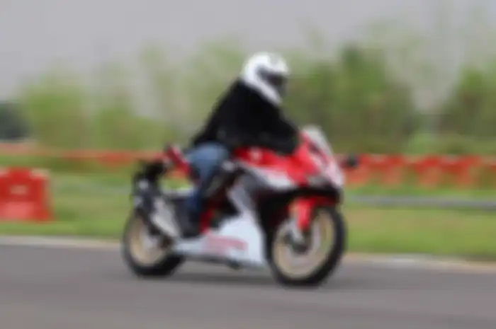 Ilustrasi memacu motor sampai kecepatan maksimal di motor baru Honda CBR250RR. 