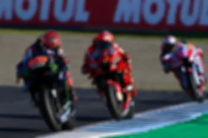 Duel Fabio Quartararo (depan) dan Francesco Bagnaia (tengah) berlanjut di jadwal MotoGP 2022 penentuan juara dunia MotoGP musim ini