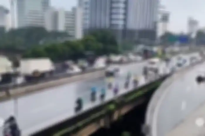 Motor masuk tol JORR untuk menghindari banjir di jalan TB Simatupang, Cilandak arah Pondok Indah, Jakarta Selatan, Kamis (6/10/2022).
