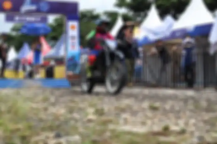 Nanda Helmia Pratiwi bersama Yamaha WR 155 R