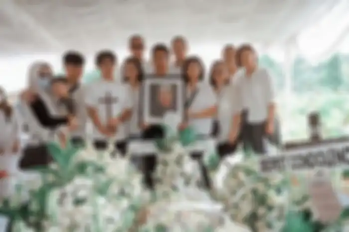 Ini adalah 4 foto Gisella Anastasia atau Gisel yang hadir di pemakaman ibunda Gading Marten, Farida Sabtijastuti pada Senin, 3 Oktober 2022.