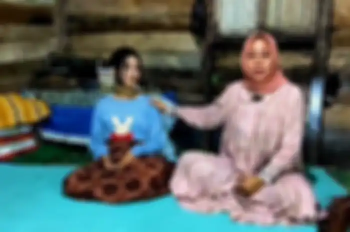 Tiara Kartika (kiri) gadis cantik yang dijuluki anak kuntilanak, ditemukan di hutan saat bayi 11 tahun yang lalu 