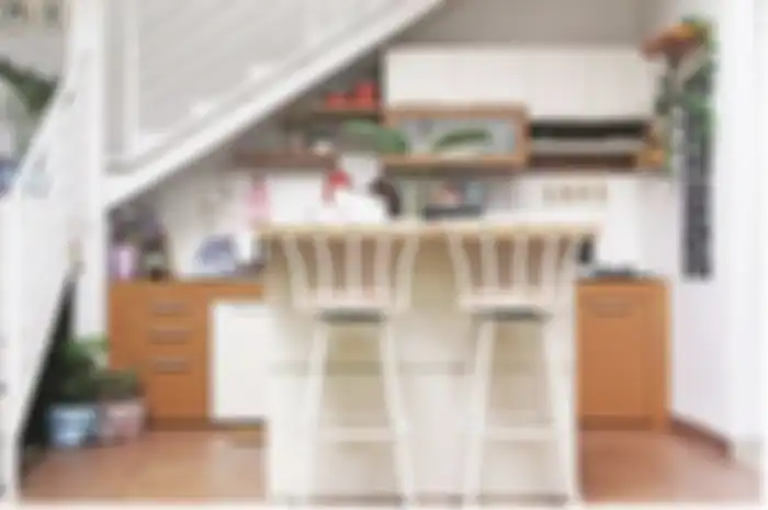 Desain dapur kecil di bawah tangga minimalis ini bikin mertua sampai ternganga. Kuncinya ada di bagian ini. Intip 6 foto rujukannya yuk.