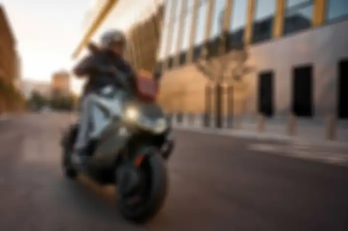 BMW Eropa me-recall motor listrik BMW CE-04, penyebabnya akibat breket klakson yang bermasalah.