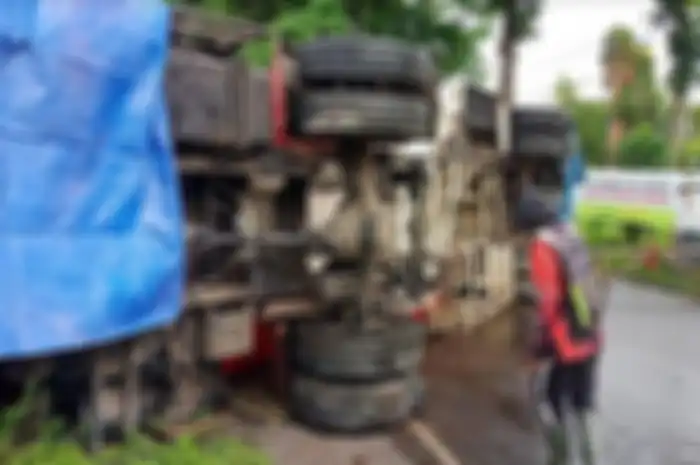 Kondisi truk tangki Pertamina yang kecelakaan di Blitar, ternyata angkut BBM full bisa buat ribuan motor Yamaha NMAX.