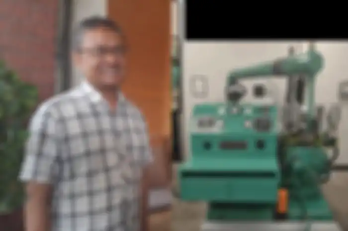Ahli ITB, Tri Yuswidjajanto Zaenuri (kiri) menjelaskan alat ukur oktan bensin atau RON yang benar, yakni mesin CFR.
