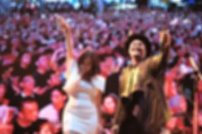 Ini 6 foto Gisella Anastasia atau Gisel saat menyanyi bareng grup lawas Last Child di festival musik. Begini Gisel mulai dikenal.