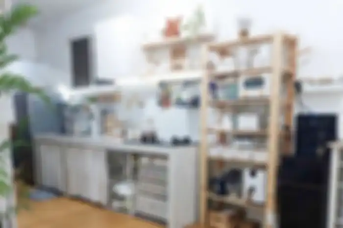 Ibu-ibu pemilik rumah tua ini banjir endorse gegara berani ambil 4 keputusan penting saat desain dapur minimalis. Intip foto inspirasinya.
