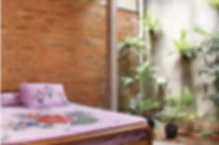 Desain kamar tidur menghadap taman ini memancarkan aura segar nan adem. Baru lihat 7 foto inspirasinya suami jadi malas kerja.