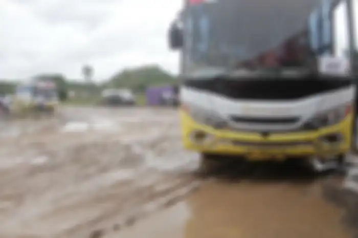 Area shuttle bus sirkuit Mandalika yang penuh lumpur kala MotoGP Indonesia 2022 di bulan Maret lalu. Kini dikabarkan sudah lebih kondusif. 