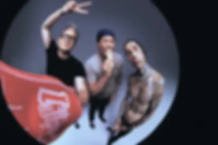 Tom DeLonge resmi reunian bareng Mark Hoppus dan Travis Barker untuk Blink-182.