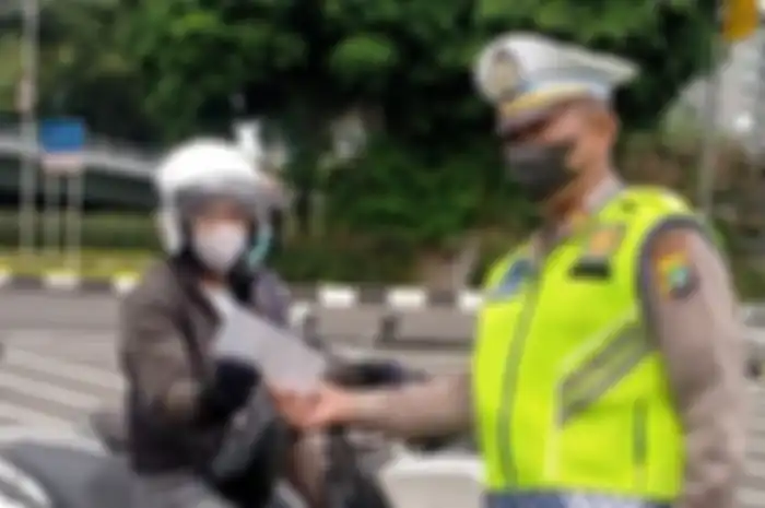 Satlantas Polres Jayapura menangkap pengendara motor yang melarikan diri saat ditilang dalam Operasi Zebra 2022