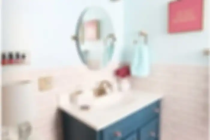Desain kamar mandi warna pink memberikan sentuhan manis tanpa kesan norak. Hasilnya nggak nyangka jadi begini. Intip 8 foto cantiknya.