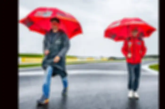 Francesco Bagnaia (kanan) kebangetan kalau sampai tampil jeblok di jadwal MotoGP Australia 2022, udah dibimbing langsung Casey Stoner (kiri) rajanya sirkuit Phillip Island