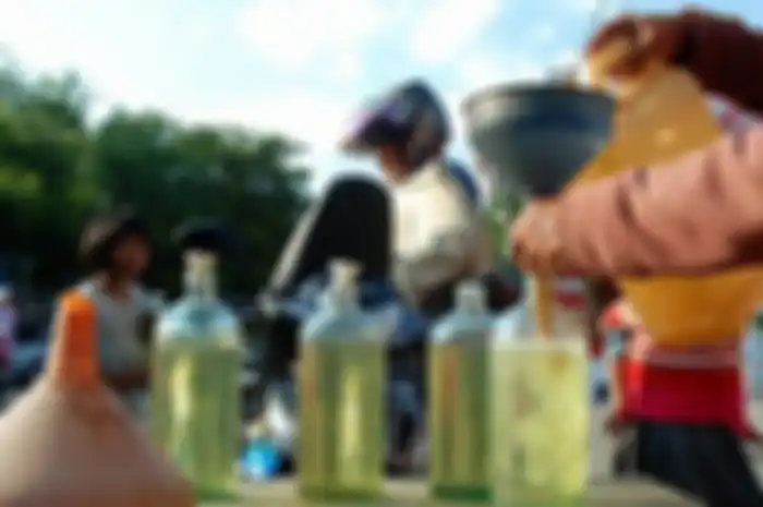 Masyarakat Lembata geger penjual Pertalite eceran pinggir jalan dijual dengan harga Rp 30 ribu per botol