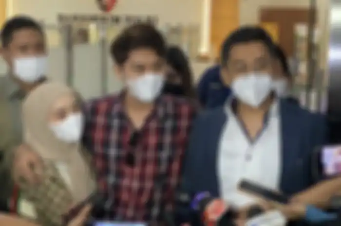 Rizky Billar bersama Lesti Kejora di Bareskrim Polri, Jakarta, Selasa (22/3/2022)