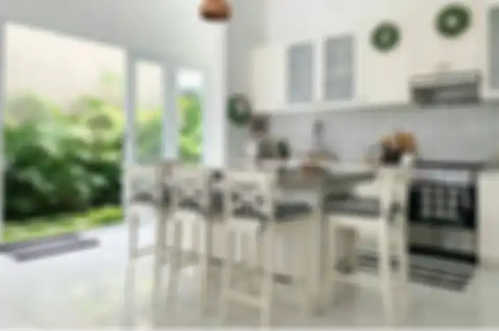 Desain dapur menyatu dengan ruang makan terbuka ini mencuri hati Ibu-ibu. Kesannya lapang nan estetik. Lihat 7 foto hasil aplikasinya.