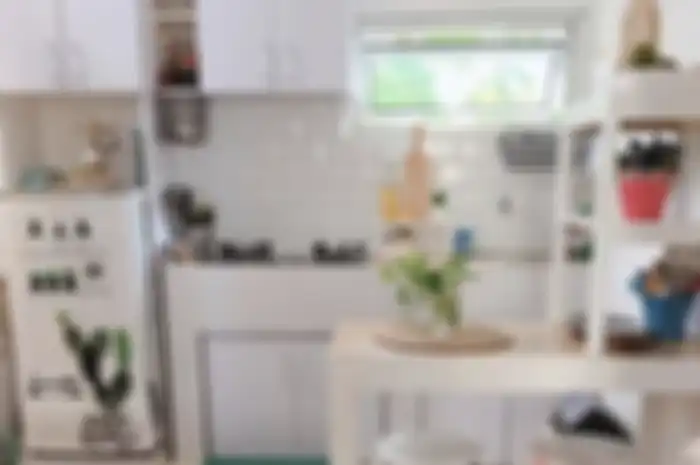 Desain dapur sempit dengan meja makan ini mampu membangkitkan mood Ibu-ibu untuk memasak. Cek 6 foto cantiknya. 