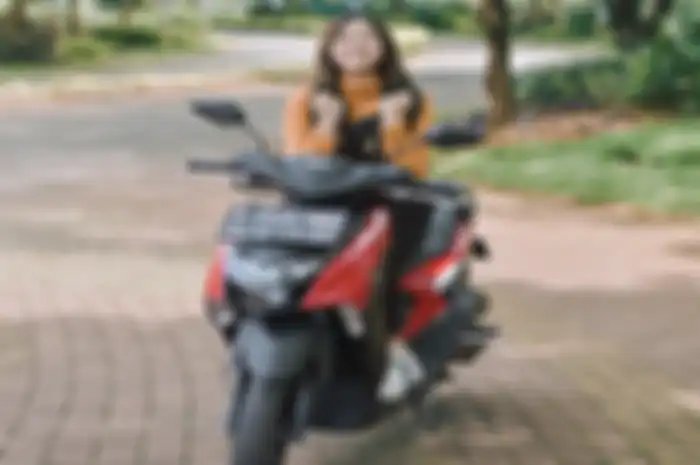 Pose manis Brisia Jodie dengan motor Yamaha Gear 125.