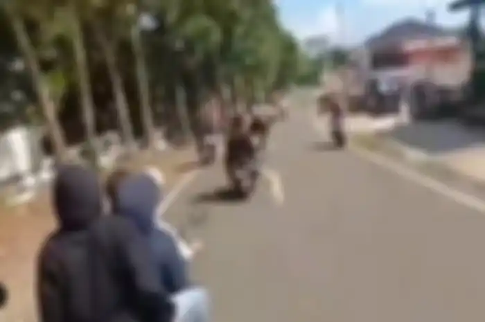Tangkapan layar geng motor konvoi sambil bawa senjata tajam di Pandeglang, polisi bongkar faktanya.